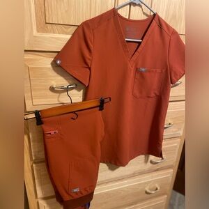 Figs auburn scrub set. Catrina one pocket top XXS, Zamora jogger XXS. Worn twice
